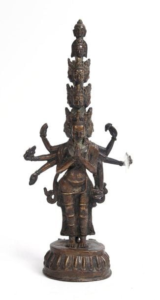 Figure en cuivre népalais d'un Avalokiteshvara à onze têtes, le bodhisattva de la compassion infinie, dans une boît