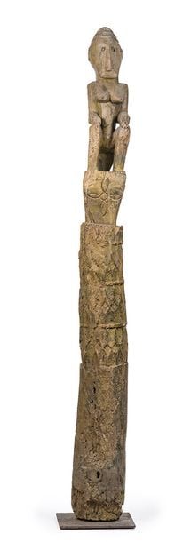 Figure féminine accroupie, les mains sur les genoux, en bois sculpté sur potea