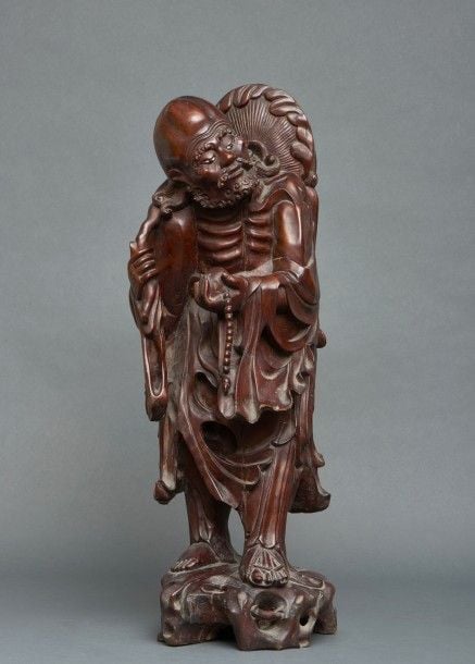 Figurine chinoise en bois dur représentant un Luohan (Arhat) chétif en position debou