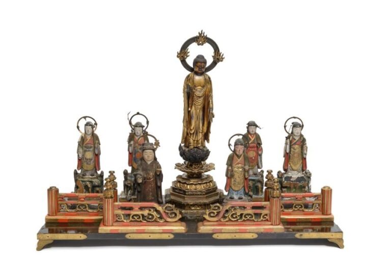 Figurine de bois dorée figurant un Amida Bouddha debout, accueillant les âmes des défunts au paradi