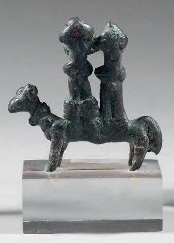 Figurine de canidé tenant dans sa gueule un anima