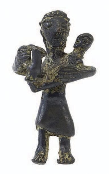 Figurine de maternité tenant une cruch
