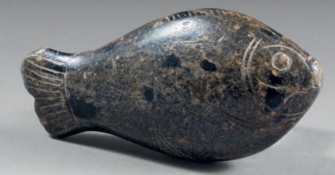 Figurine de poisson avec fins détails anatomiques gravé