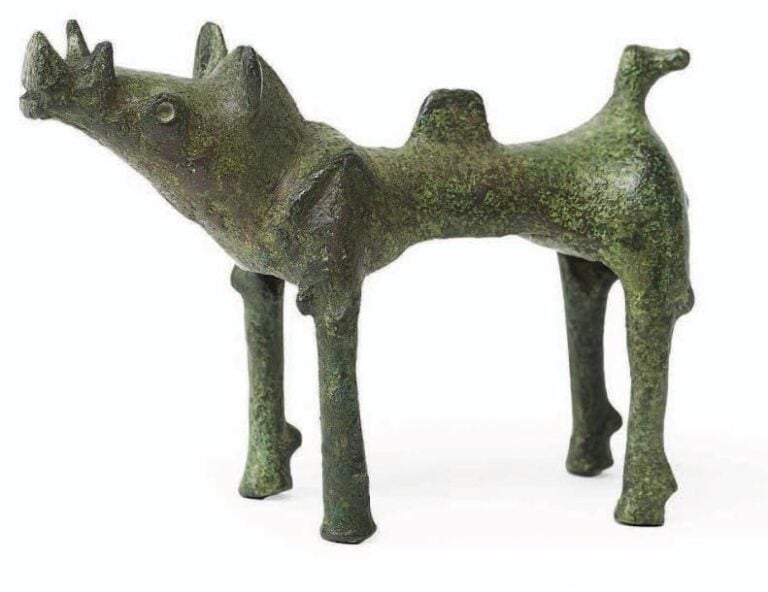 Figurine de sanglier, la tête dressé