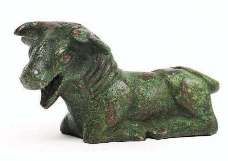 Figurine de taureau couché, la gueule ouvert