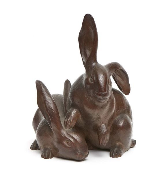 Figurine décorative (okimono) en bois massif foncé représentant deux lapin