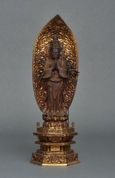 Figurine en bois doré représentant Bodhisattva Juntei Kannon, avec dix-huit bras indiquant ses 18 uniques attribut