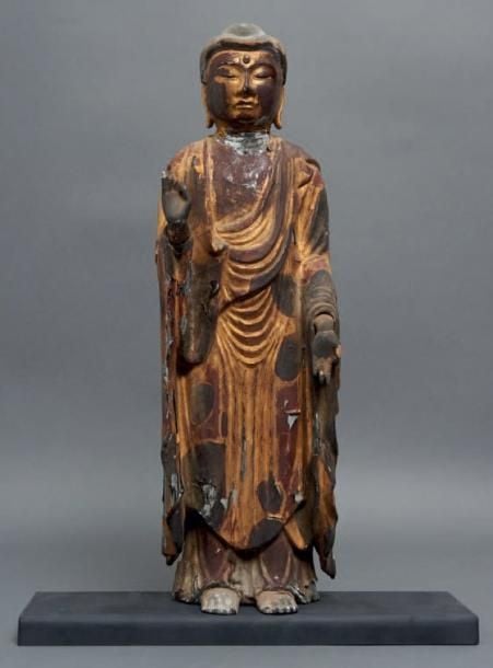 Figurine en bois doré représentant Buddha Sakyamuni, debout avec sa main droite faisant le geste abhaya mudra (geste de l'absence de crainte