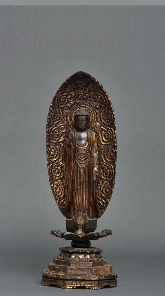 Figurine en bois doré représentant Raik? Amida Bouddha (Amitabha), debout sur un trône hexagonal et devant une mandorl