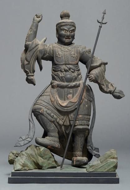 Figurine en bois représentant la divinité protectrice Bishamon o(Sanskit: Vaisravana) sur un socl