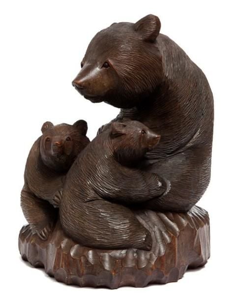 Figurine en bois sculpté par le peuple aïnou représentant une femelle ours avec ses deux ourson