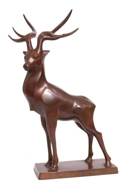 Figurine en bronze de couleur cuivrée représentant un cerf debout sur un socl