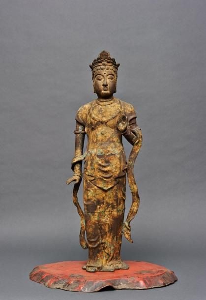 Figurine en bronze figurant un Kannon Bodhisattva debout sur un socle de bois laqué roug