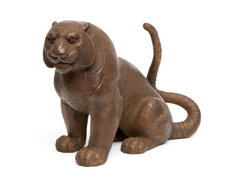 Figurine en bronze marron foncé représentant un tigre assi