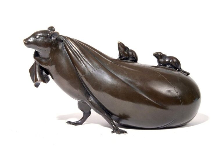 Figurine en bronze représentant un rat tirant un sac et deux autres petits rats dessu