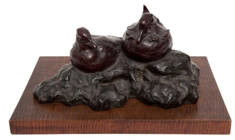 Figurine en bronze représentant une paire de canards mandarins assis sur un rocher, le tout sur une planche en boi