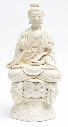 Figurine en 'Dehua' représentant Bodhisattva Guanyin assise sur un trône composé de lotus, avec dans la main gauche un sceptre ruy