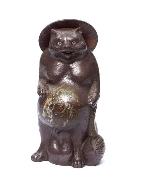 Figurine en grès à glaçure marron figurant un chien viverrin (tanuki