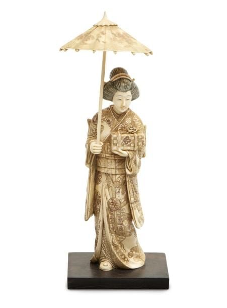 Figurine en ivoire sculptée figurant une femme japonaise debou