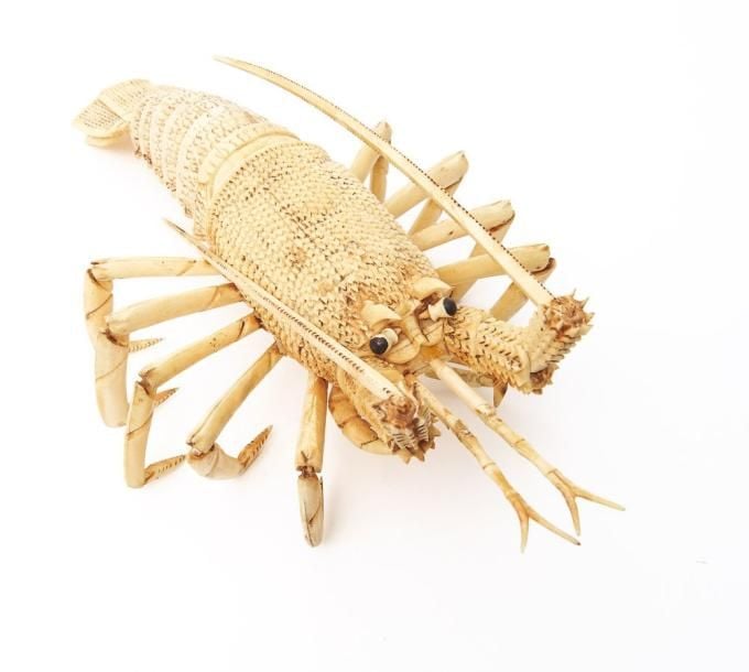 Figurine en os sculpté représentant un homard dont les membres peuvent se mouvoi