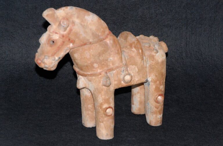Figurine en terre-cuite d'un cheval haniwa, fin de l'ère Kofun (5/6e siècle après