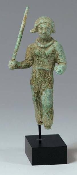 Figurine féminine dans l'attitude de la march
