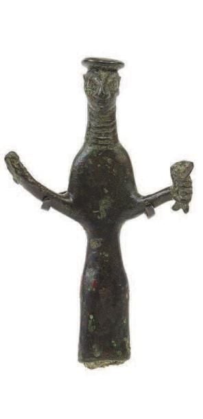 Figurine féminine levant les bras et tenant un poisson (?
