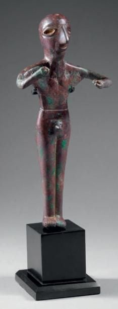 Figurine masculine nue debout levant les bra