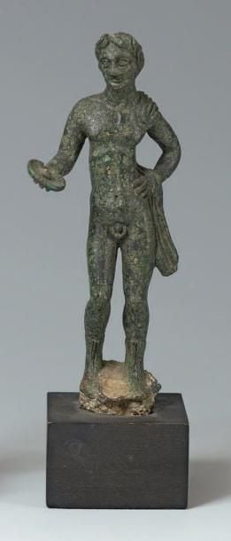 Figurine masculine nue faisant une libation avec une patèr