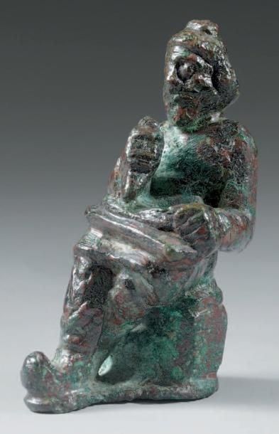 Figurine représentant un homme barbu assi