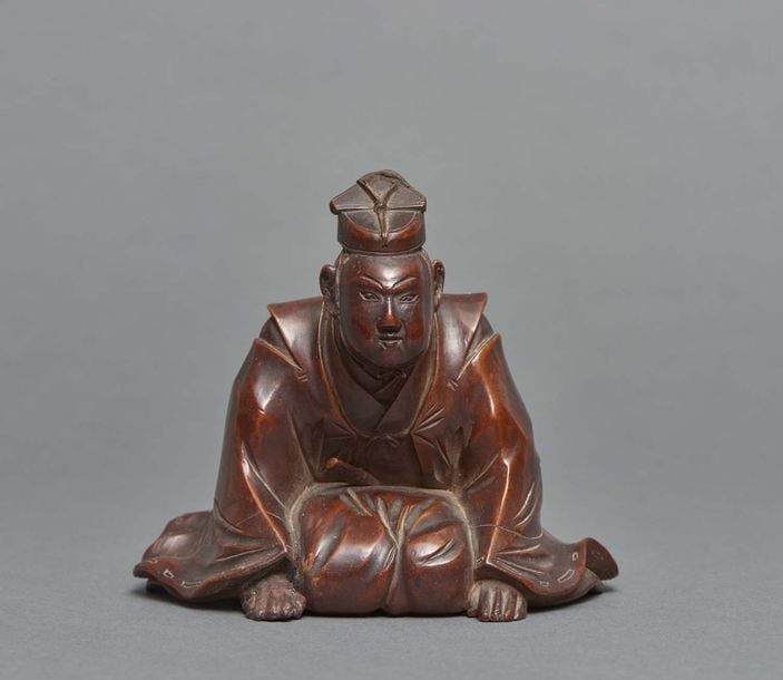 Figurine sculptée en bois de buis représentant un noble en train de montrer son respect en faisant une révérenc