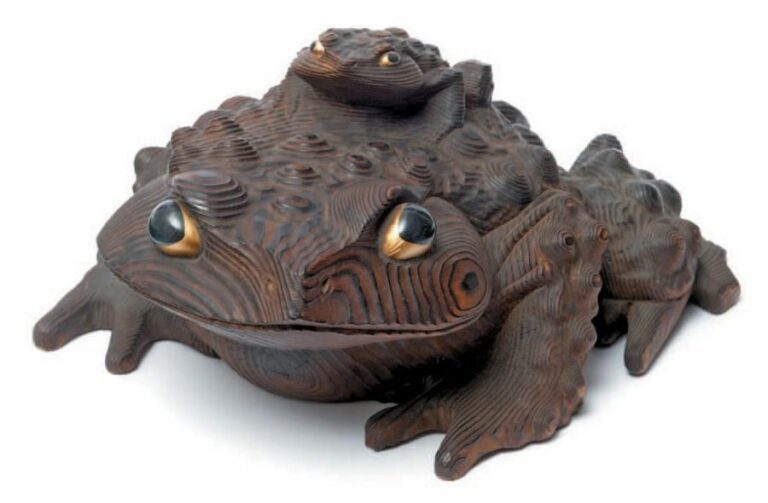 Figurine sculptée représentant une grenouille, avec sur son dos une autre grenouille de taille plus petit