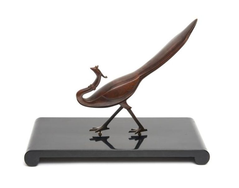 Figurine stylisée en bronze représentant un phénix sur un socle laqué noir dans une boit