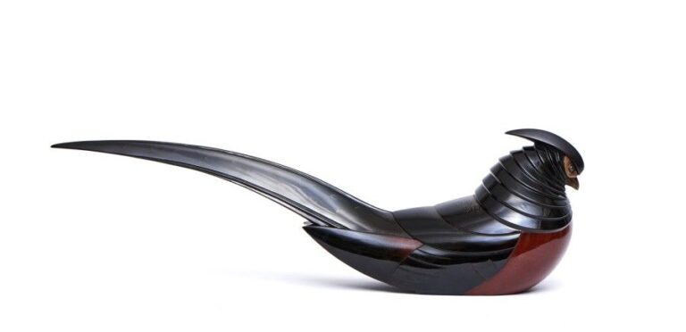 Figurine stylisée en laque noire brillante figurant un faisan à la poitrine rouge garnie de laque maki-