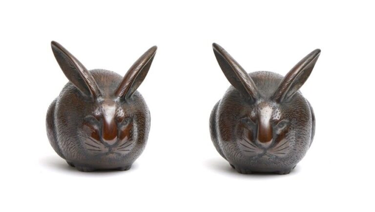 Figurines en bronze à patine marron foncé représentant deux lapins aux longues oreilles blottis l'un contre l'autr