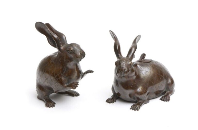 Figurines en bronze foncé représentant deux lapin