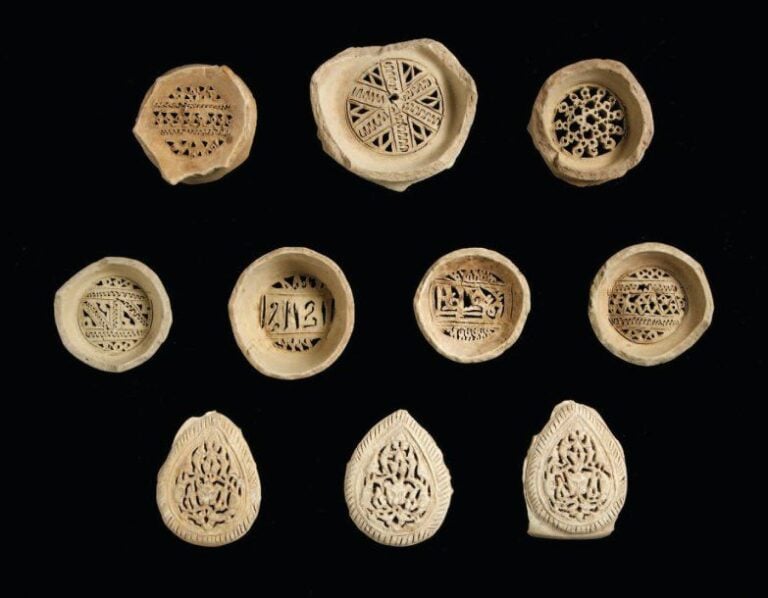 FILTRES DE GARGOULETTES Sept filtres et trois médaillons lotiformes ajourés, à décor végétal, géométrique, d'inscriptions coufiques ou de masques léonin