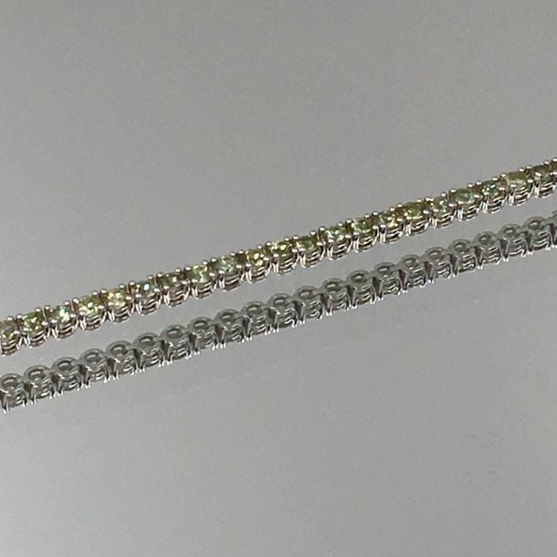 Fin BRACELET en or gris (585 millièmes) 14 carats, serti d'un alignement de saphirs vert