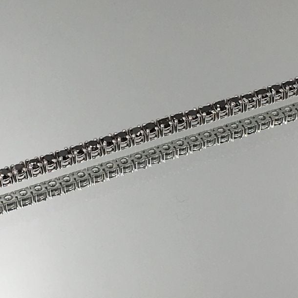 Fin BRACELET en or gris (750 millièmes) serti d'un alignement de diamants noirs taille brillan