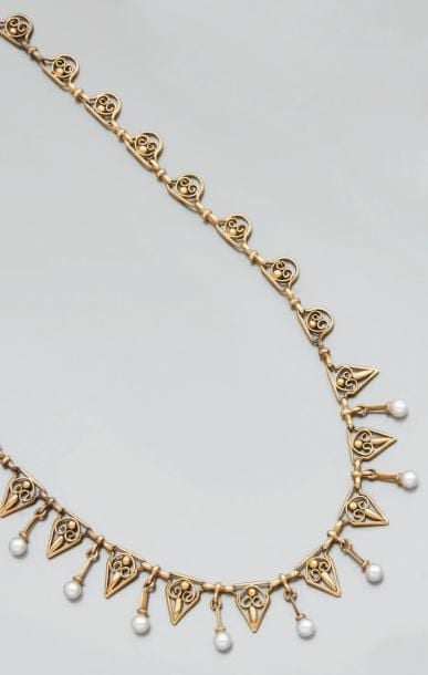Fin COLLIER « collerette » en or jaune ajouré et ciselé serti de huit perles probablement fine