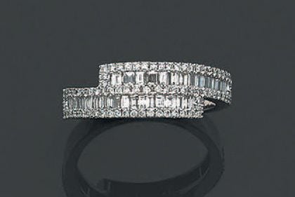 Fine BAGUE asymétrique en or gris (750 millièmes) serti d'alignements de diamants baguettes soulignés de diamants taille brillan