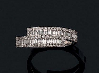 Fine BAGUE asymétrique en or gris (750 millièmes) serti d'alignements de diamants baguettes soulignés de diamants taille brillan