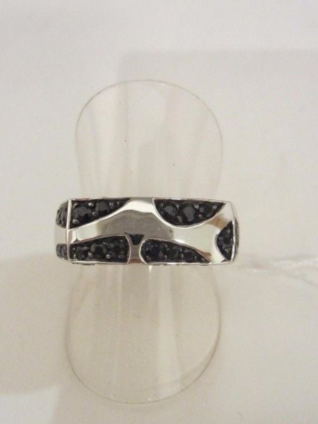 Fine BAGUE chevalière en or gris et or noirci (750 millièmes) partiellement pavé de saphirs noir