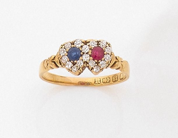 •Fine BAGUE «deux cœurs» en or jaune (750‰) serti d'un rubis et d'un saphir ronds, entourés de diamants taille ancienn