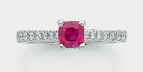 Fine BAGUE en or gris (750 millièmes) serti d'un rubis de forme coussin épaulé de diamants taille brillant, en chut