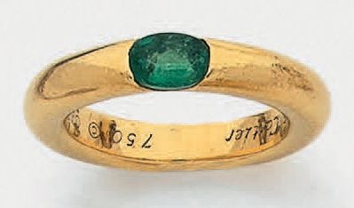 Fine BAGUE jonc en or jaune (750 millièmes), modèle «Ellipse», serti d'une émeraude de forme oval