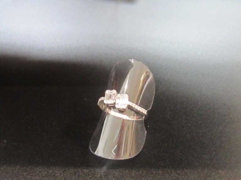 Fine BAGUE «vous et moi» en or gris (750 millièmes) serti de diamants baguettes à motifs de deux rectangles épaulés d'alignements de diamants taille brillan