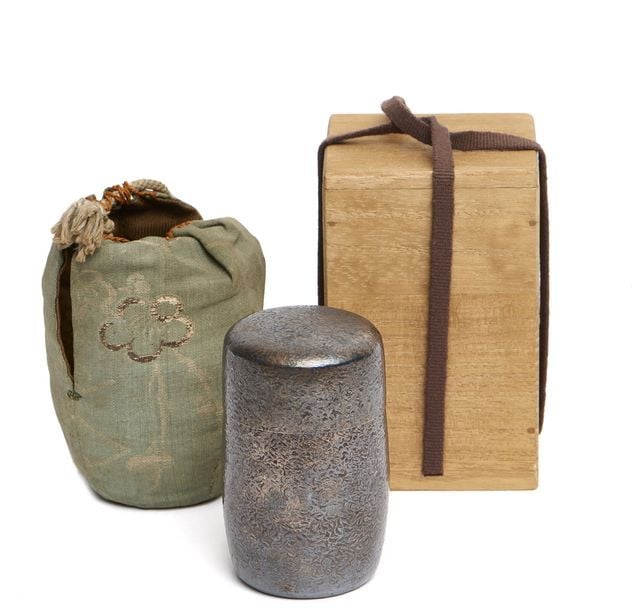 Fine boîte à thé (natsume) en argent, dans une boît