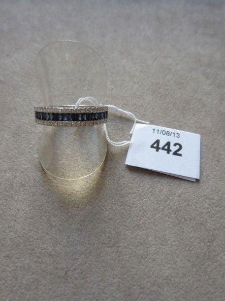 Fine DEMI-ALLIANCE en or gris serti de saphirs calibrés soulignés de diamants taille brillan