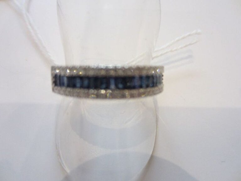 Fine DEMIE-ALLIANCE en or gris serti de saphirs calibrés soulignés de diamants taille brillan